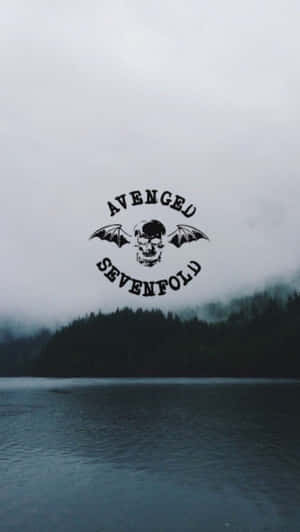 Avenged Sevenfold標誌在霧湖和森林上方。