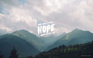 山脈上覆蓋著啟發性文字「Your name is hope inside me」。