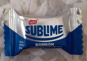 一個用箔紙包裹的Nestlé Sublime牛奶朱古力bombón。