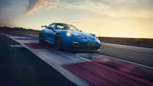 藍色保時捷911 GT3 RS在日落時分在賽道上飛馳。