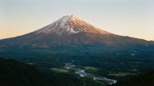 日出時白雪覆蓋的山峰，下方有蜿蜒的河流