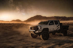 白色越野車在星空下的沙漠夜間行駛。 — 汽車 壁紙