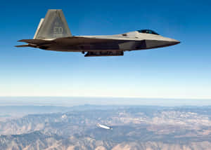 F-22猛禽戰鬥機在山區地形上空發射導彈。