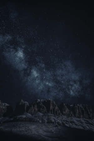 星空下的雪山，銀河可見。 — Huawei MatePad Pro Max 壁紙