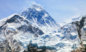 雪山峰，擁有冰川和岩石山脊，在清澈的藍天下。