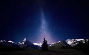 在繁星點點的夜空下，雪山山脈，銀河可見 — 夜空 壁紙