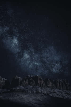 在星空夜空下可見銀河的雪山 — POCO Pad X1 壁紙