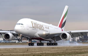 阿聯酋航空空中巴士A380飛機喺機場跑道滑行 — 飛機 壁紙