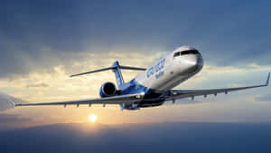 AmeriJet 飛機在日落時飛行，太陽低掛在地平線上。
