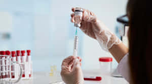 科學家在實驗室將疫苗抽取到注射器中