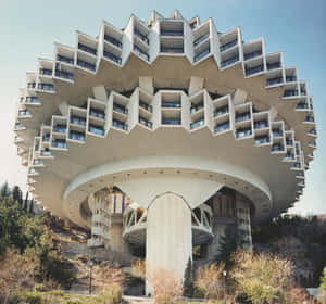 一座現代白色階梯式酒店建築，位於山坡上，帶有陽台。 — 建築 壁紙