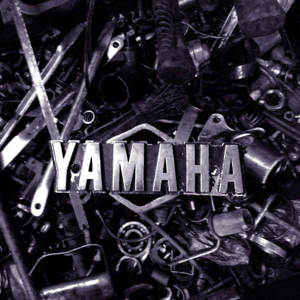 一個Yamaha標誌被散落的黑白電單車引擎零件包圍。 — Bobber電單車 壁紙