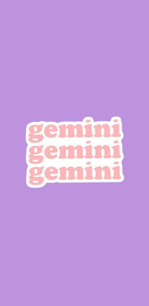 三個帶有白色輪廓的粉紅色「gemini」文字標籤在薰衣草色背景上。