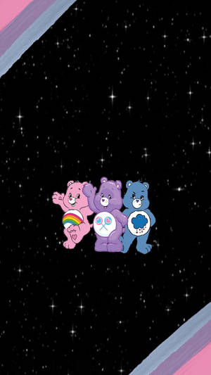 三隻Care Bears在帶有粉彩斜紋的星空夜空中漂浮。