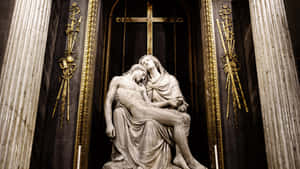 瑪利亞在大教堂內的一座大理石 Pietà 雕像中懷抱耶穌的軀體。