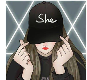 戴黑色帽子寫有'She'的女孩在發光背景前做出手指愛心手勢。