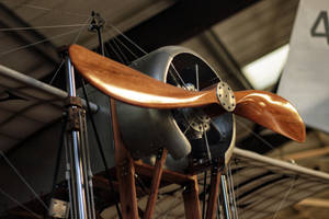 機庫內一架復古雙翼機的木製螺旋槳和引擎的特寫。