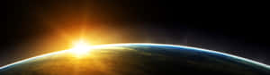 從太空看太陽從地球彎曲的地平線升起 — 3840x1080 壁紙