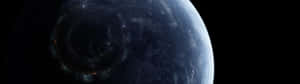 黑暗太空中一顆帶有發光帶的巨型環狀行星。
