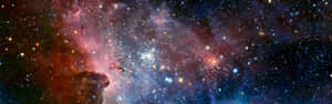 廣闊的宇宙場景，色彩繽紛的星雲和明亮的恆星在黑暗的太空中。