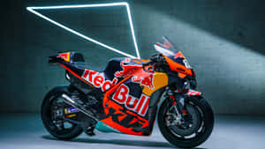 Red Bull KTM 賽車在工作室中搭配霓虹燈光。