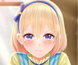 金髮藍眼、戴藍色頭帶的動漫少女，表情略顯不耐煩。