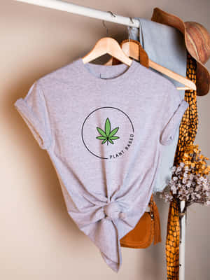 灰色植物性T恤打結掛在衣架上與配件一起