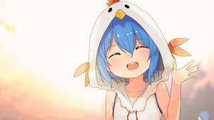 藍色頭髮的動漫女孩穿著小雞連帽衫在夕陽下微笑。
