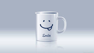 白色杯子上有藍色笑臉和smile字樣，置於反射表面。