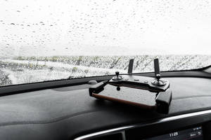 下雨天時汽車儀表板上的無人機控制器。
