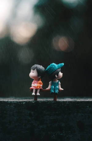 兩個小公仔在雨中坐在長椅上，黃昏時分。