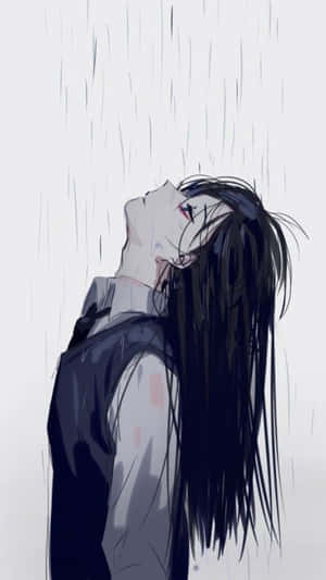 動漫角色，長長的黑髮站在雨中，頭向後仰，閉著眼睛，穿著帶有粉紅色污漬的深色外套。