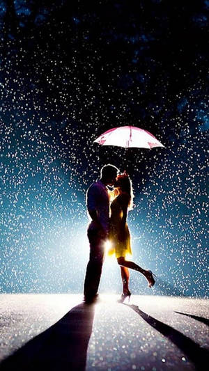 情侶在星空下的夜雨中於粉紅色雨傘下接吻。 — 雨 壁紙