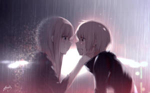 兩個動漫女孩在發光的燈光下於雨中擁抱。