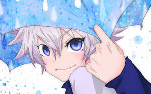 動漫男孩，銀色頭髮和藍色眼睛，在雨中藍色雨傘下微笑。
