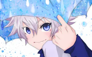 動漫男孩,銀色頭髮和藍色眼睛,在雨中藍色雨傘下微笑。