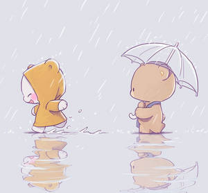 兩隻卡通熊，一隻拿著雨傘，一隻穿著雨衣，站在雨中水坑裡。
