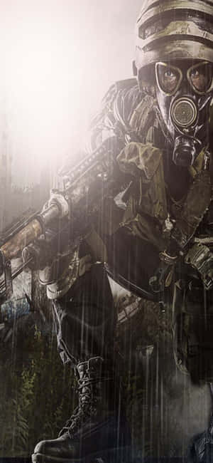 戴防毒面具的士兵在雨中戰鬥場景中持步槍。
