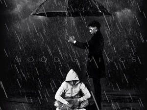一個男人喺大雨中為一個細路撐住遮。 — 雨天 壁紙