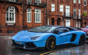 藍色林寶堅尼Aventador在雨中停在濕滑的城市街道上。 — 汽車 壁紙