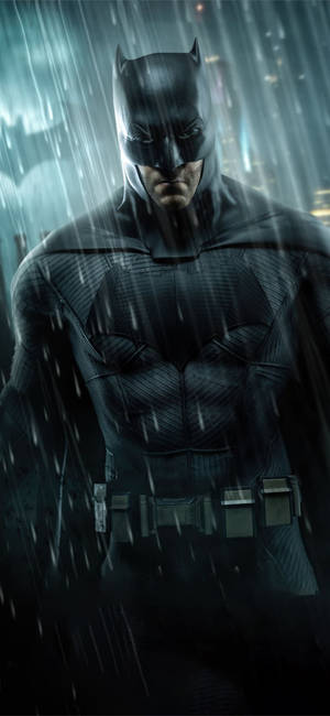 蝙蝠俠在雨中穿著深色戰衣，身後有城市燈光