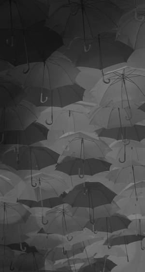 灰階中重疊打開雨傘的密集圖案。 — 簡約 壁紙