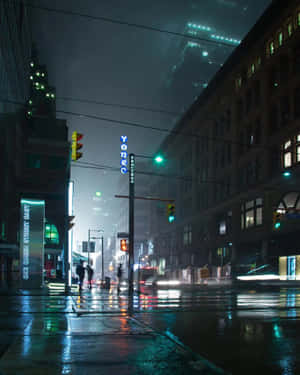 夜晚城市街道的雨景，帶有霓虹燈牌和濕滑人行道的倒影。 — 暮光 壁紙