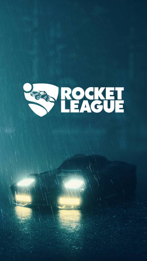 一輛亮著車頭燈的汽車在夜間大雨中行駛，上方有Rocket League標誌。