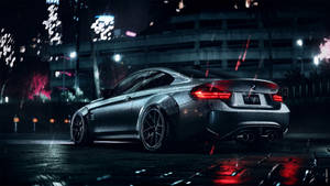 雨夜停泊的金屬灰BMW跑車