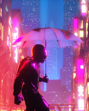 一個戴著頭盔的人撐著傘走在夜晚霓虹燈照亮的雨城中。