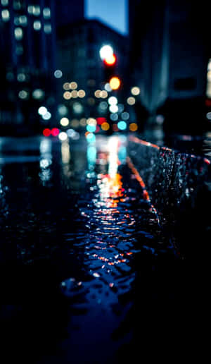 雨夜的城市街道，潮濕的路面上有發光的倒影。