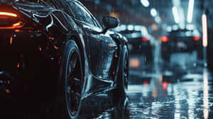黑色跑車停在潮濕的城市街道上，雨中霓虹燈光在路面上反射 — 夜晚 GIF 壁紙