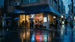 人們撐著雨傘聚集在咖啡館外，位於黃昏時分下雨的城市街道上。