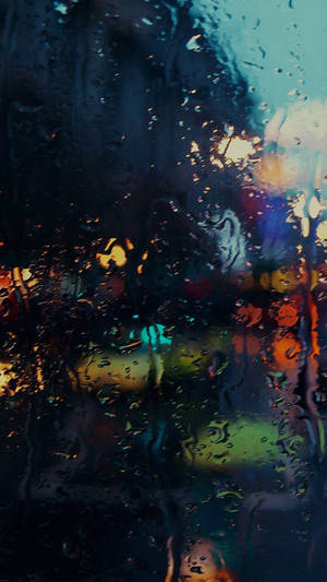 窗戶上的雨滴，夜晚模糊的城市燈光